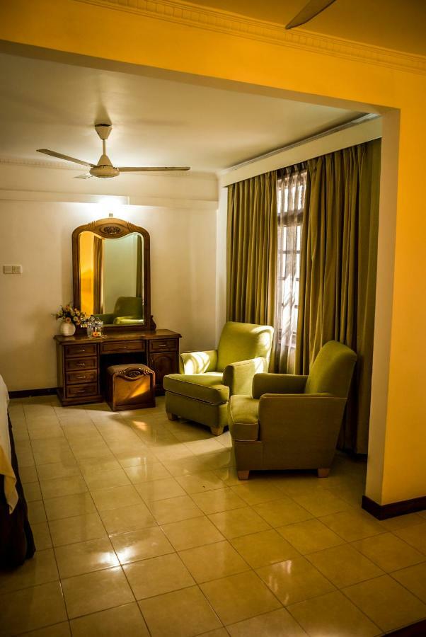 Hotel Blue Bird Negombo Luaran gambar