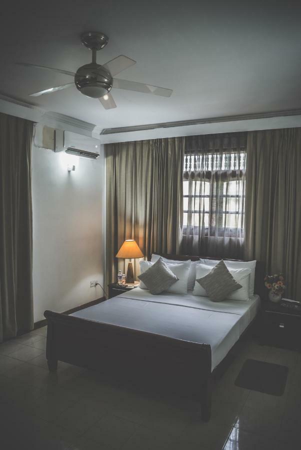 Hotel Blue Bird Negombo Luaran gambar