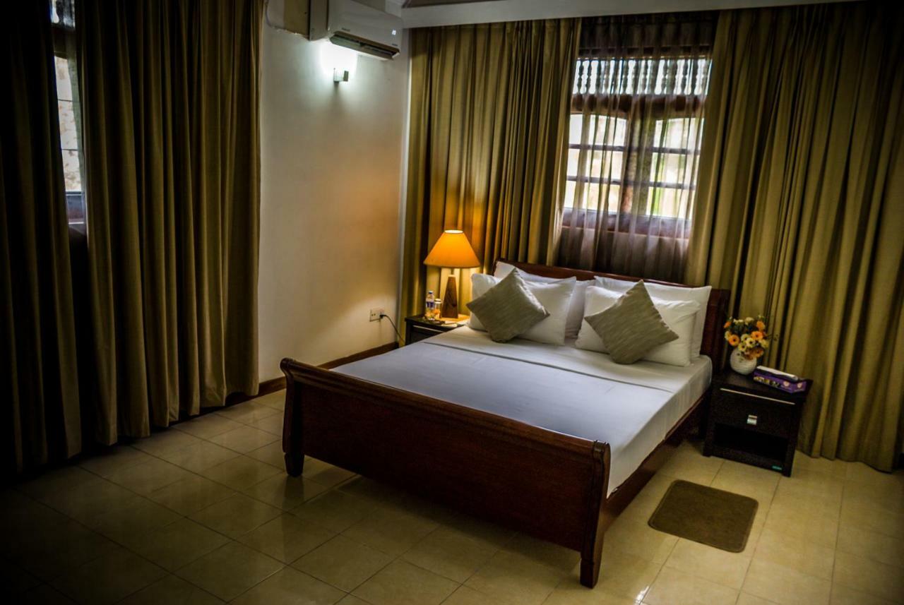 Hotel Blue Bird Negombo Luaran gambar